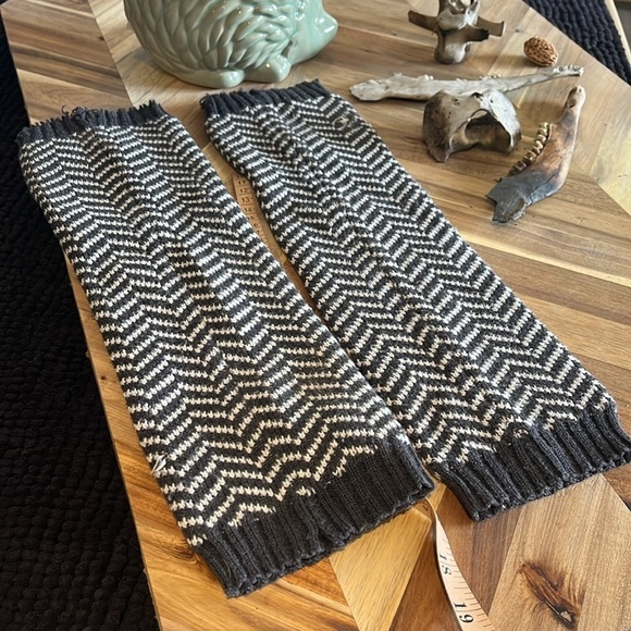 Herringbone knitted, navy blue  and white legwarmers - Picture 5 of 6